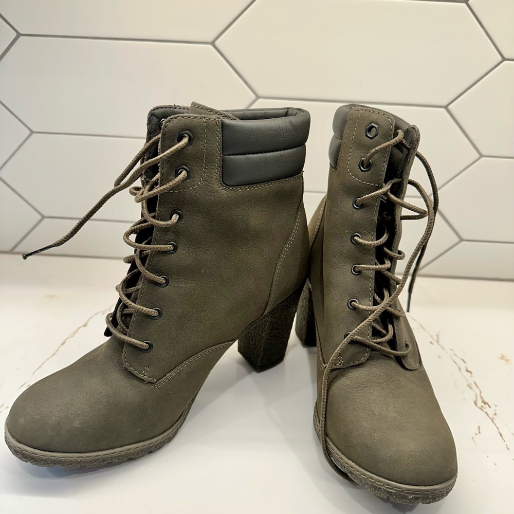 Timberland Women’s Olive Green Lace-Up Ankle Boots (size 9)